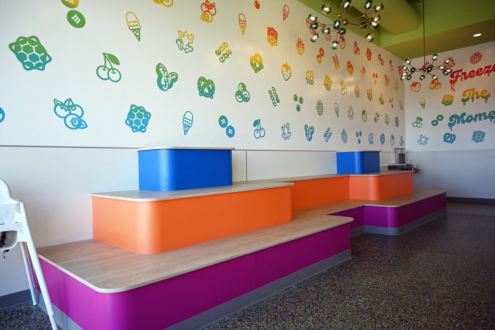 Spanish Fork wide interior with mixed booths and seating